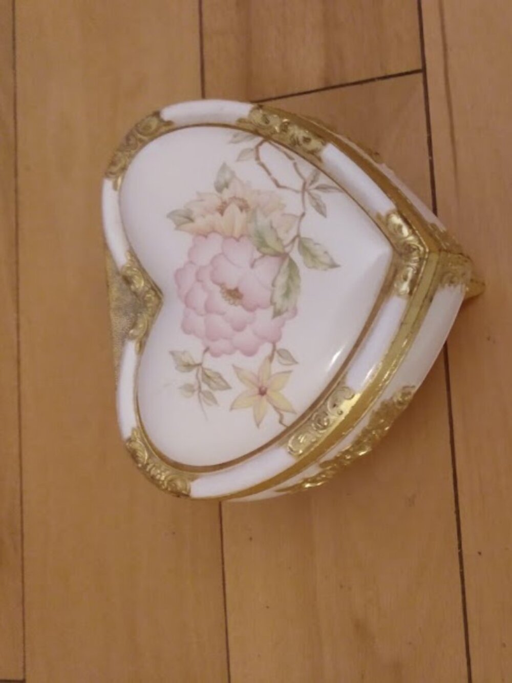 Schmid: heart shaped floral music/Jewelry/Trinket box marked 1986